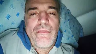 Monday morning as soon as I wake up I masturbate my penis with a great desire to please.