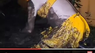 Sissy Diana Mudumping in Yellow Pvc