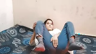 Muslim larki apne chut me finger kar rhi thi to abbu ne chod diya