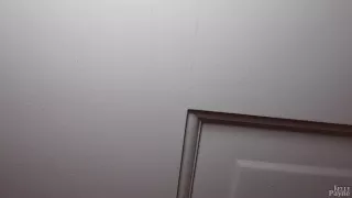 Tätowierte Busen-Blondine zeigt sich vor der Cam