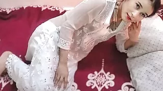 Larki ne kiraya ke badle makan malik se chubaya