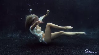 Unterwasserfick mit brünettem Luder