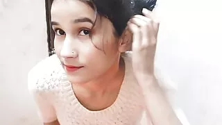 Step father ne apni step daughter ko bola chhota kapra me hot lagti ho