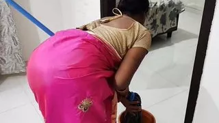 Desi bhabhi pocha mar rahi only then her boss left