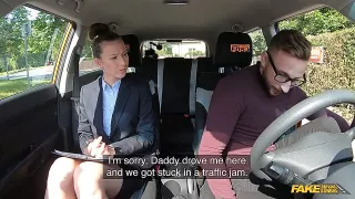 Fahrlehrerin im Auto gefickt