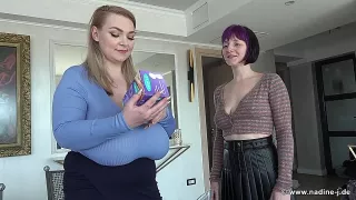 Dicke Lesbe mit Riesentitten liebkost ihre dunkelhaarige Lesbenfreundin