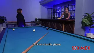 Schwarzhaariges Girl im Billardraum gefickt