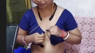 Bhabi saree khol k show de rahi hai