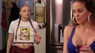 Brünettes Girl verführt ihre Stiefmutter