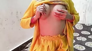 Step sister ko kapra badalte time choda