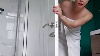 Dive Mask Blow Job in the Bath with Ukcutegirl Lucy