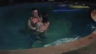 Nieghbours wife handjob finger fucking in swimmingpool
