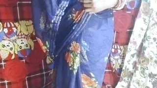 Desi Rashili aunty ki saath chudai one night with elder sister&#039;s son unzipped all the blouse and started fingering in Hindi
