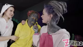 Anuskatzz, Missflora, and Lilylu have some cosplay anal fisting fun