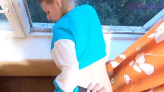 Molodaya Blondinka Ptaetsya Sderzhat Ston Chtob Nikto Ne Uslshal Poka Ya Trahau Ee U Okna