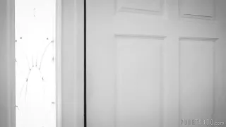 Bisexueller FFM-Dreier mit schwarzhaarigen Schlampen