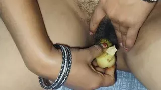 Desi village girl put it banana in her chut