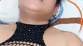 girlfriend masturbates to the squirt