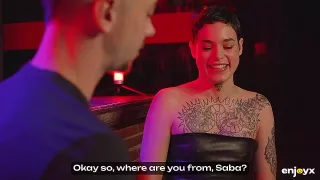 Gangbang für die tätowierte Schwarzhaarige