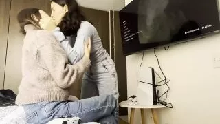 Sexo Lesbico Mientras Mi Mejor Amiga Juega Videojuegos