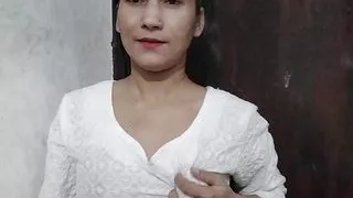 Cute girl ne apne boyfriend ko khus krne ke liye chut dikhaya