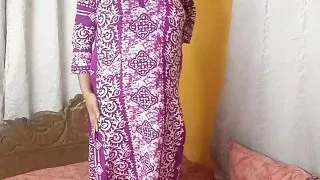 Sruti bhabhi removed the water of chut in her bedroom.