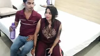 Raat me akeli bhabhi ke dever ne romance bhari baat ki aur pel diya