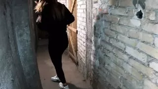 18 Year Old Girlfriend Afraid To Fuck In The Entrance And Was Fucked In The Basement Of The House