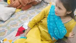 Sali apne chut me finger dal rhi thi jija pakar liye chor kar pani nikal diya