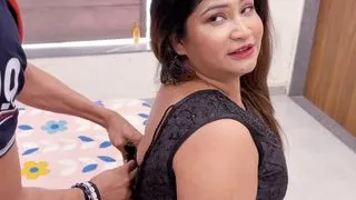 Madam took the delivery boy to the room and had sex with him Hot Girl hardcore sex