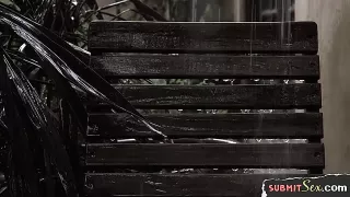 Gefesselt wird sie gefickt und liegengelassen