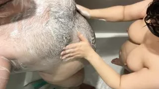 Naked Girl in Bath ????