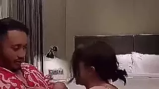 Mischlingspaar fickt im Schlafzimmer