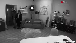 Junges Mädchen erlebt den ersten Dreier