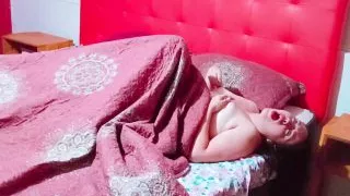 I surprised my stepmother by hiding me under the sheets of her bed, to fuck hard