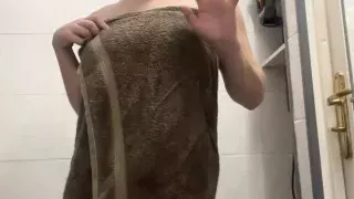 Vends-ta-culotte - French amateur girl masturbates to orgasm in the bathroom at her parents' house