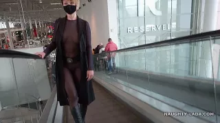 Blondes exhibitionistisches Girl zeigt sich in durchsichtigem Outfit