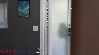 Ein fetter Prügel stopft die Möse des dunkelhaarigen Flittchens