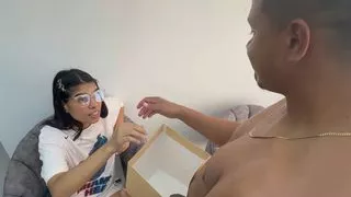 I give her a box with my cock to I enter as a surprise to be able to fuck her hard and rich and end up giving me a rich anal I end up giving her all my l