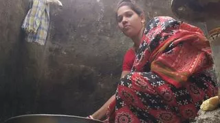 Desi indian bihari wife having bath and saree remove boob show in birth room