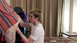 Distracted the Guy From the Game, Gave the Twink a Rimming and Fucked Her Hard with a Big Dick and Came