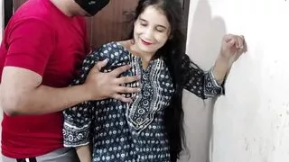 Akeli larki ne dost ko bula ke pelwa liya