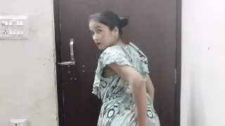 Jawan chachi ko chod kar pani nikal diya