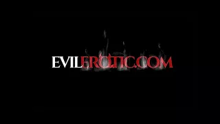 Rothaariges Girl mit Analplug in der Küche gevögelt