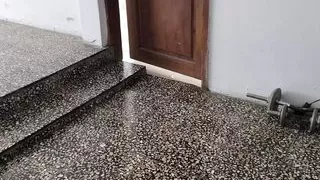 The motorcyclist was going to deliver a package and found a big scene