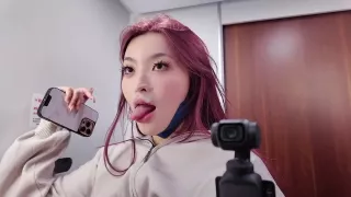 在火車上跟粉絲玩 臉上都是