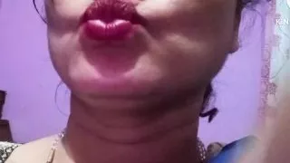 Indian bhabhi give sexy lips kisses to all her fans