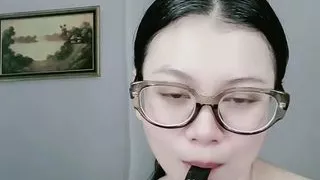 Wanita Cantik Berkacamata Mencari Kenikmatan