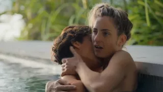 on commence a baiser dans la piscine