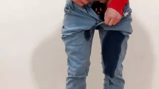 Tiny crossdresser pee in his jeans